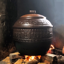 Nồi đất luộc bánh chưng